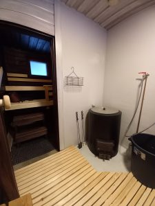 Saunamökin kylpyhuone