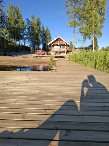 Näkymä laiturilta rantaan / View from the deck towards the shore