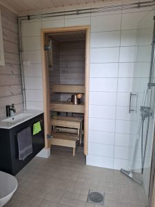 Kylpyhuone ja sauna / bathroom and sauna