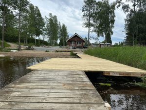 Näkymä laiturilta rantaan / View from the deck towards the shore