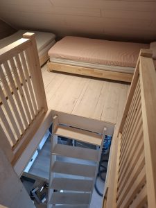 Portaat nukkumaparvelle / 
Stairs to the sleeping loft
