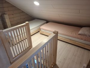 Yläkerran ykkössängyt / Single beds upstairs