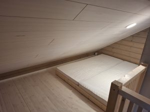 Yläkerran parisänky / Upstairs double bed